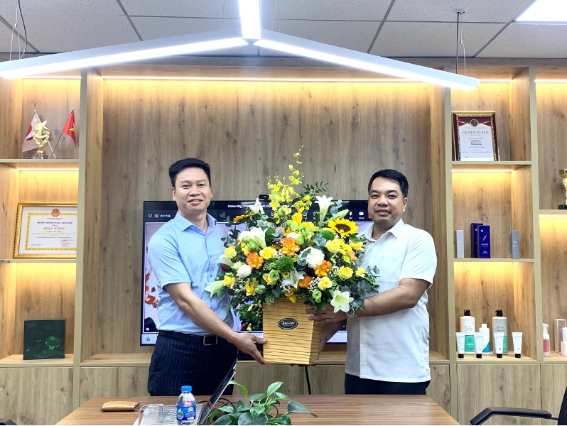  Ông Nguyễn Phi Huân (bên trái) Giám đốc công ty ONE – VALUE VIỆT NAM và ông Mạc Quốc Anh (bên phải) Bí thư Đảng ủy, Phó Chủ tịch kiêm Tổng Thư ký Hiệp hội Doanh nghiệp nhỏ và vừa thành phố Hà Nội Hanoisme