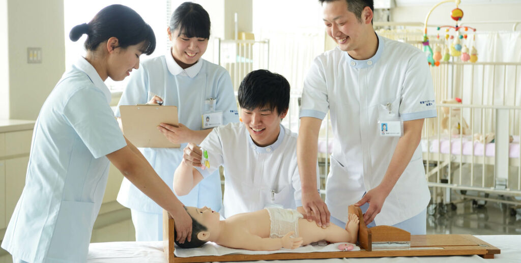 Làm thế nào để trở thành một y tá hay nhân viên điều dưỡng tại Nhật Bản? 
