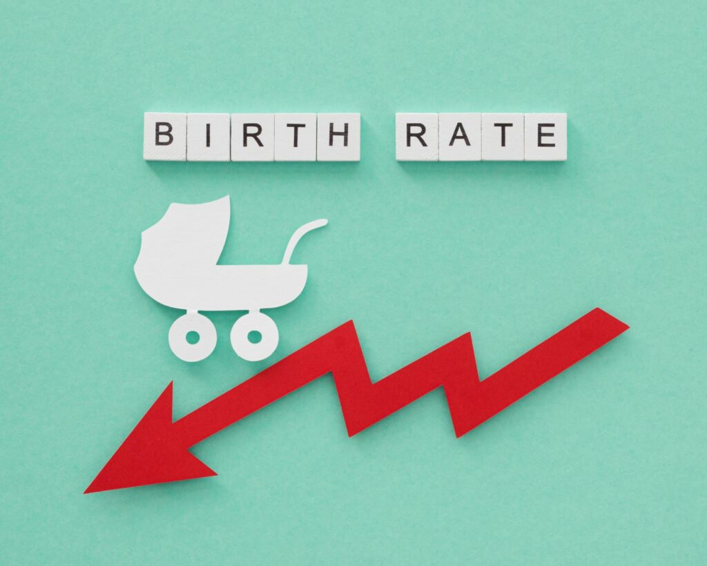 Tỷ lệ sinh ở Nhật ngày càng giảm phần nào phản ánh sự giảm sút trong thu nhập của phụ huynh 