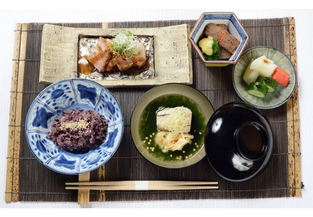 Một chế độ ăn uống cân bằng ichiju sansai