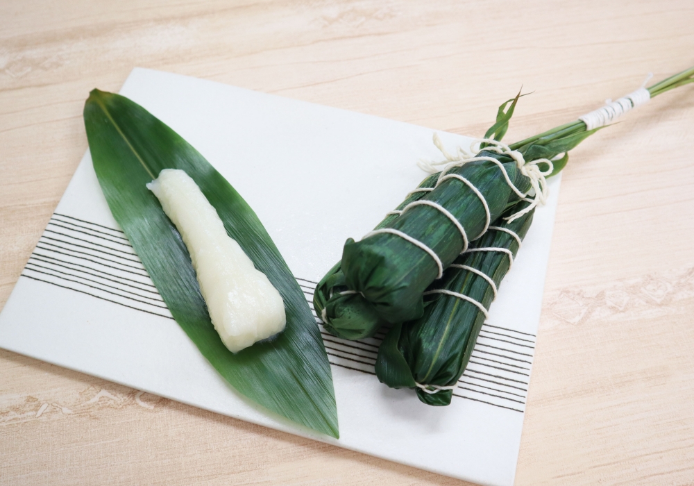 Chimaki (bánh mochi hay gạo nếp được gói trong lá tre).