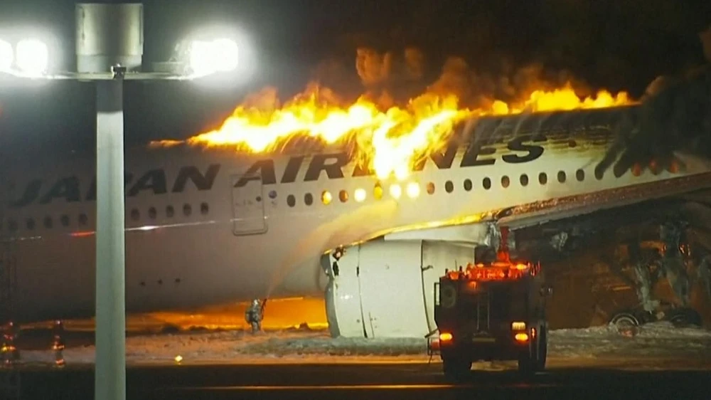 Vụ tai nạn máy bay ở Tokyo khiến vật liệu sợi carbon được xem xét kỹ lưỡng 