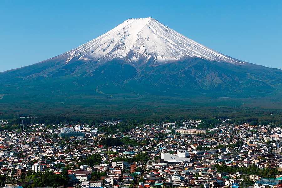 2. Tại sao núi lại có tên là núi Fuji? Vì Fuji là ngôn ngữ của người dân tộc Hạ Di mang nghĩa là “núi lửa”. Bộ tộc này rất tôn sùng ngọn núi Phú Sĩ và còn tự lập ra một “Hội người leo núi Phú Sĩ” với tên gọi trong tiếng Nhật là “Hội Fujiko”. Họ đã duy trì hoạt động của hội này trong suốt 106 năm với tổng cộng 128 lần leo núi.