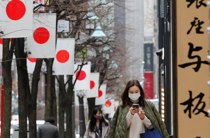 Người dân đeo khẩu trang phòng Covid-19 ở Tokyo, Nhật Bản. (Ảnh: Reuters)