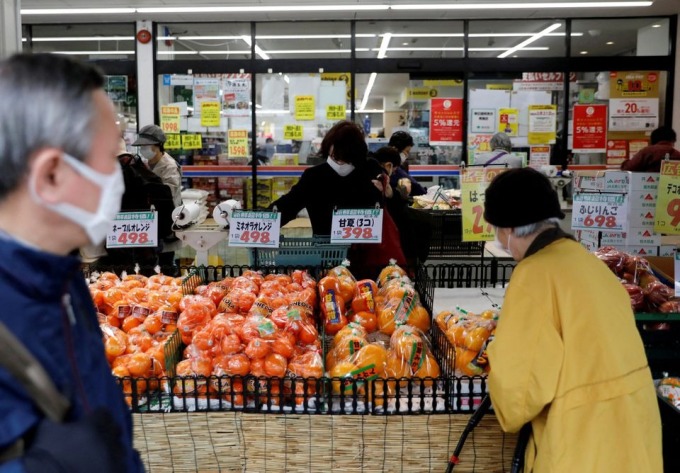 Người Nhật Bản mua đồ trong một siêu thị ở Tokyo. (Ảnh: Reuters)