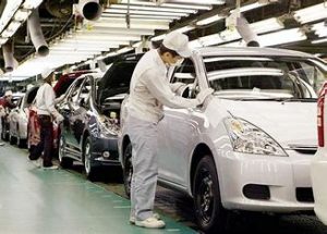 Hình ảnh công nhân trẻ tại nhà máy ô tô