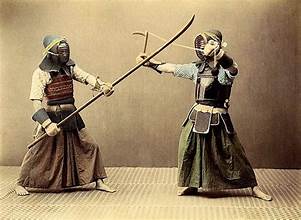 Samurai trong trang phục truyền thống cầm kiếm katana, biểu tượng của Bushido và danh dự.
