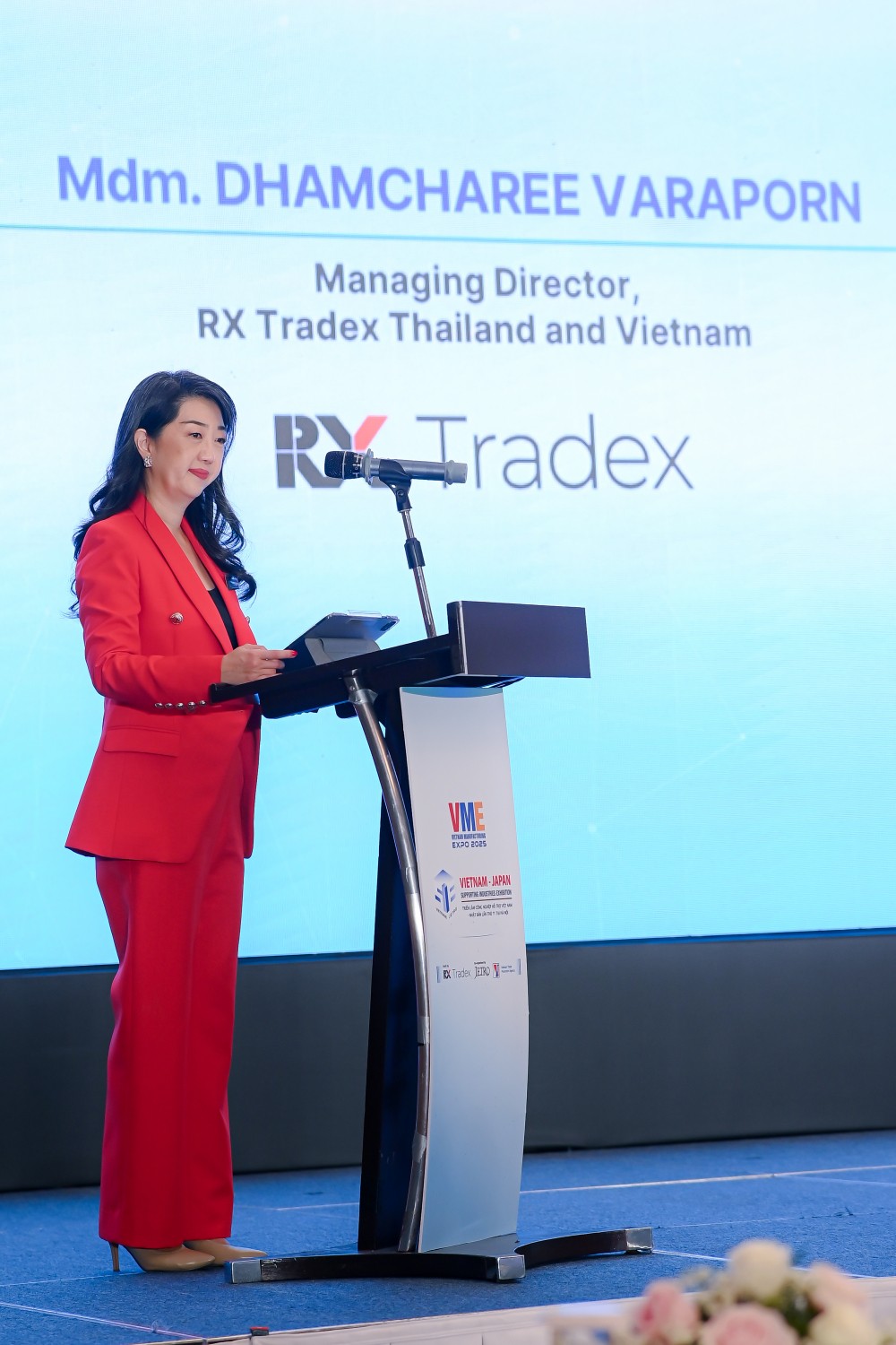 Bà Varaporn Dhamcharee - Tổng giám đốc RX Thái Lan và Việt Nam .
