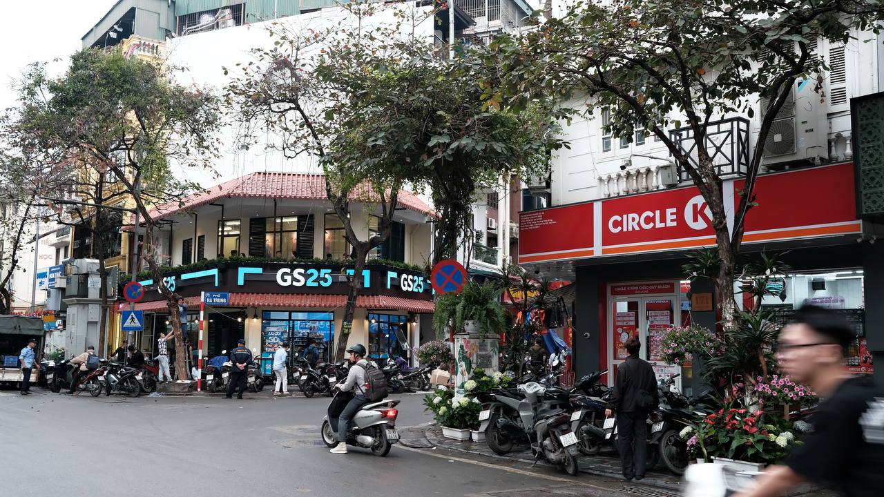 Cạnh tranh với các đối thủ
