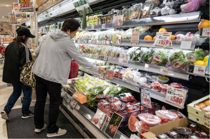 Giới doanh nghiệp Nhật Bản lo ngại đà giảm giá kéo dài của đồng yen làm tăng lạm phát, kìm hãm sức chi tiêu của người tiêu dùng trong nước. Ảnh: AFP – Jiji