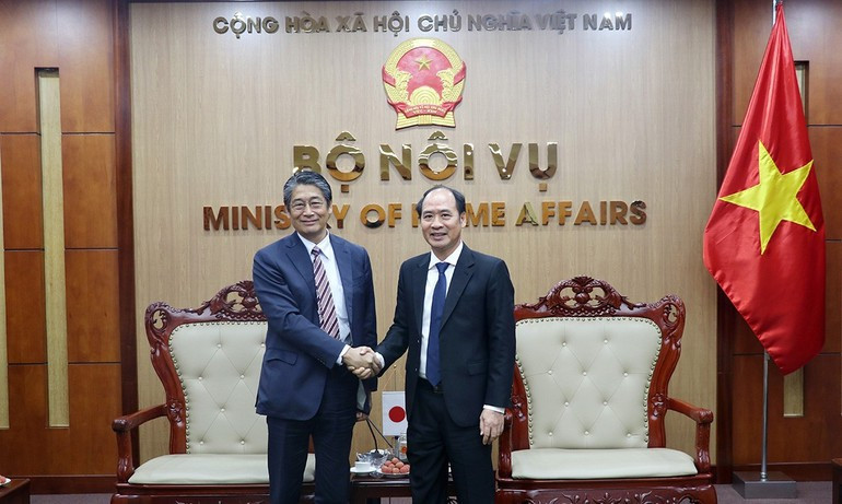 Thứ trưởng Nguyễn Văn Hồi tiếp Đại sứ Ito Naoki, Đại sứ đặc mệnh toàn quyền Nhật Bản tại Việt Nam. (Ảnh: Bộ Nội vụ)