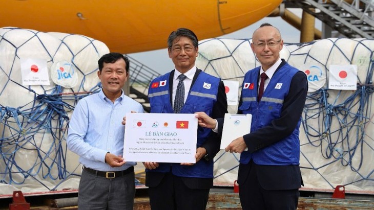 Đại diện Nhật Bản bàn giao lô hàng cứu trợ khẩn cấp cho cho phía Việt Nam tại sân bay Nội Bài. Ảnh: Đại sứ quán Nhật Bản tại Việt Nam