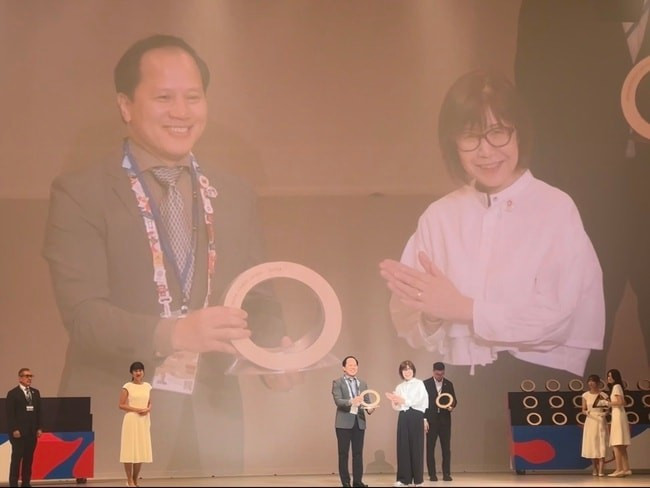 Ông Trần Nhất Hoàng – Phó Tổng đại diện Việt Nam tại EXPO 2025 Osaka, Kansai, Nhật Bản đại diện nhận giải Giải Bạc dành cho Nhà Triển lãm có “Thiết kế trưng bày xuất sắc nhất” vào ngày 12/10. Ảnh: icd.gov.vn