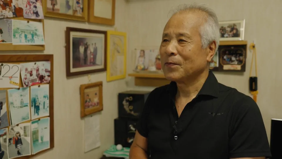 Trước tình hình nắng nóng cực đoan, cụ ông Morioka Toshiaki luôn mang theo thiết bị báo động nhiệt độ khẩn cấp. Ảnh: CNN